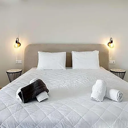 Dominoes Corfu מלון