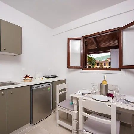 Dominoes 3* ליאפאדס