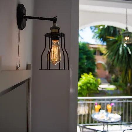 מלון Dominoes 3*